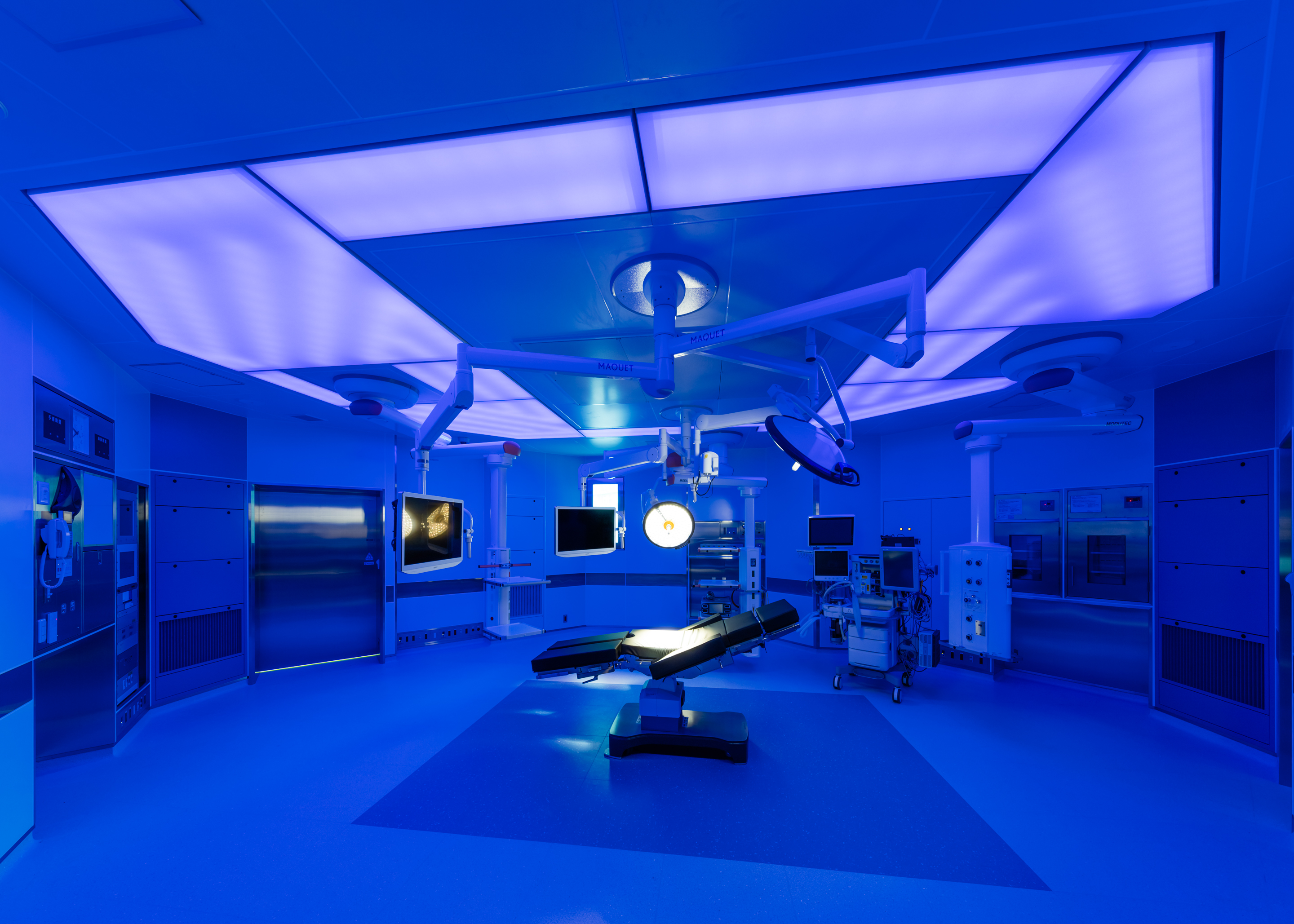 LED照明により手術シーンに合わせた微妙な光の調整が可能です